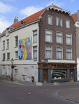 908678 Gezicht op het winkelhoekpand Oudegracht 277 te Utrecht, met links de Lange Smeestraat.N.B. bouwjaar: 1450voor ...